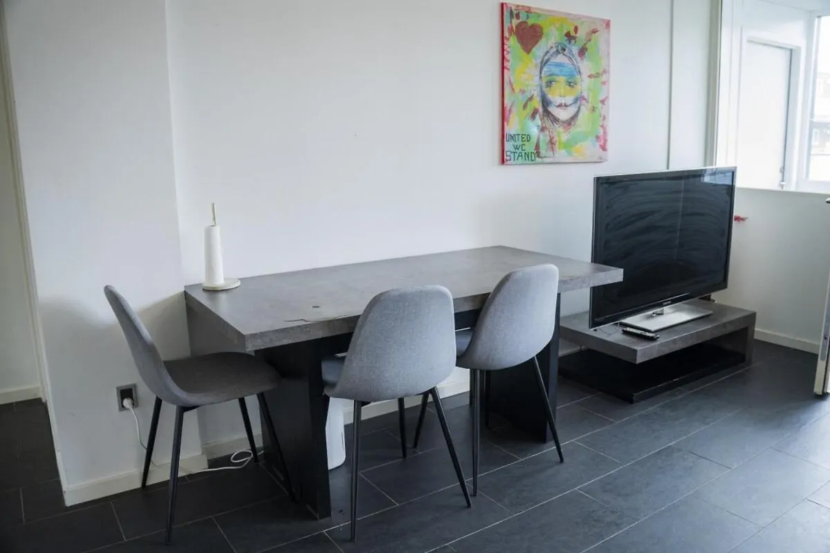 Private Room In Shared Copenhagen-Based Apartment الدنمارك